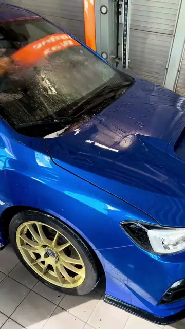 Mėlynas Subaru po plovimo Vilniuje