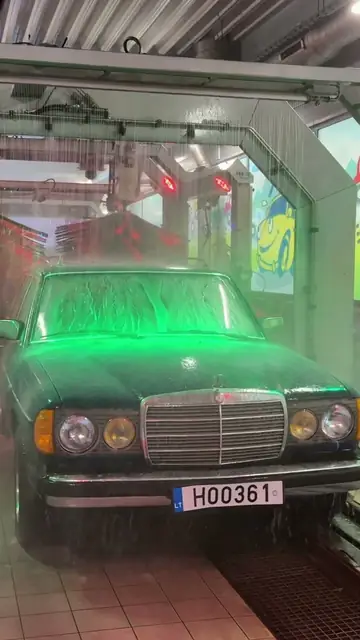 Klasikinis Mercedes tunelyje Vilniuje