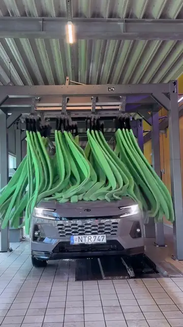 Automobilis tarp šepečių Klaipėdoje