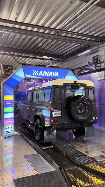 Land Rover Defender tunelyje Vilniuje